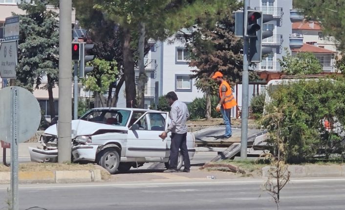 Sinop’ta otomobil aydınlatma direğine çarptı: 1 yaralı