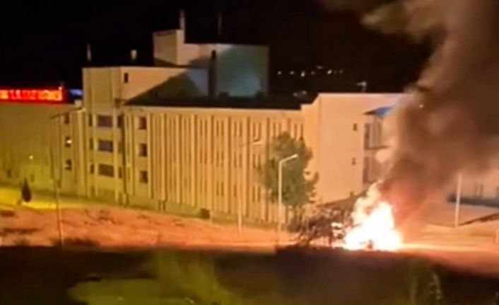 Sinop’ta seyir halindeki otomobil alev alev yandı