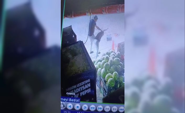 Sipariş verdiği marulu beğenmeyen müşteri, market çalışanı çocuğu darp etti