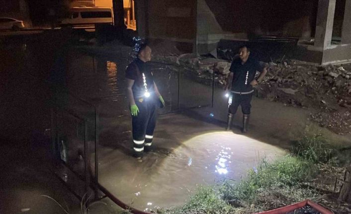 Sivas’ta ana hat su borusu patladı, belediye ekipleri müdahale etti