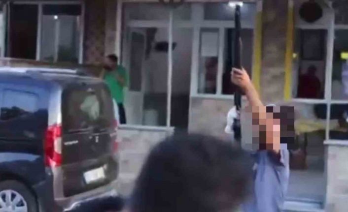 Sokak röportajı sırasında havaya ateş açan çocuk yakalandı