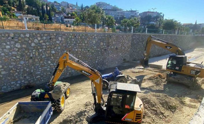 Söke Çayı’nda beklenen temizlik çalışmaları başladı