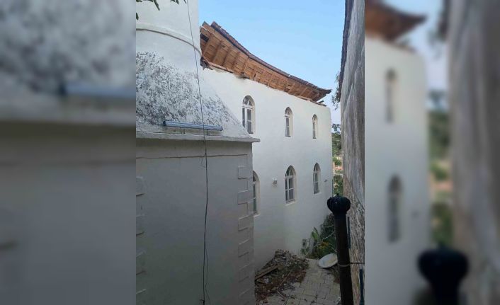 Söke Eski Doğanbey Köyü Camii’nin çatısı çöktü