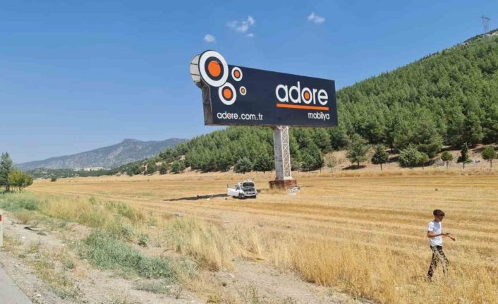 Sollamak istediği otobüse çarpıp tarlaya uçtu, 1’i ağır 3 kişi yaralandı