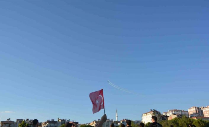 SOLOTÜRK Demirci’de Kurtuluş Festivali öncesi prova uçuşu yaptı