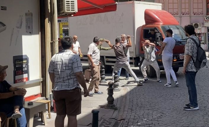 Sopalı yumruklu yol kapatma kavgası kamerada