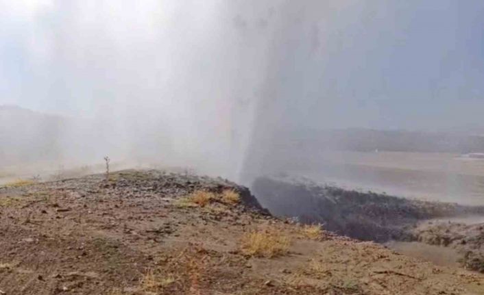 Su borusu patladı, tonlarca su çevreye aktı