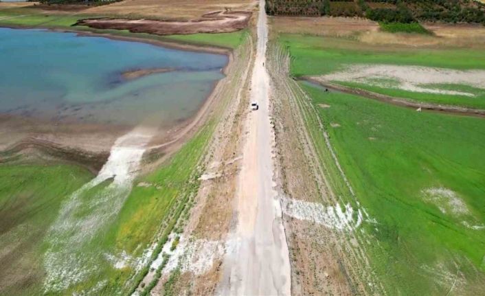 Sular çekildi karayolu ortaya çıktı