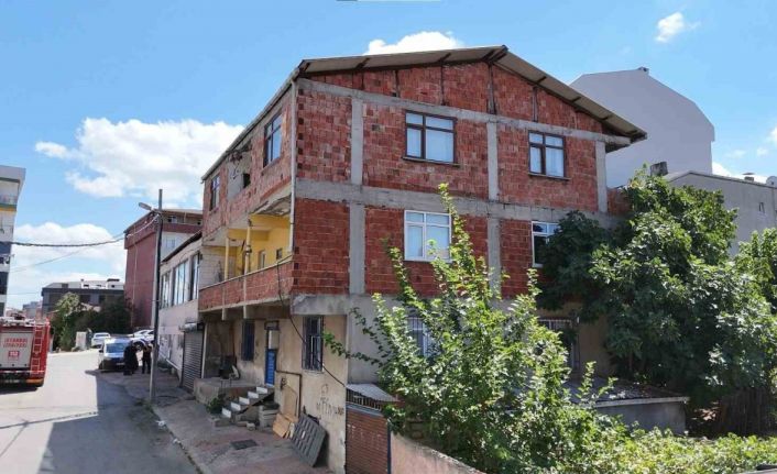 Sultanbeyli’de 3 katlı bina çökme riski nedeniyle boşaltıldı