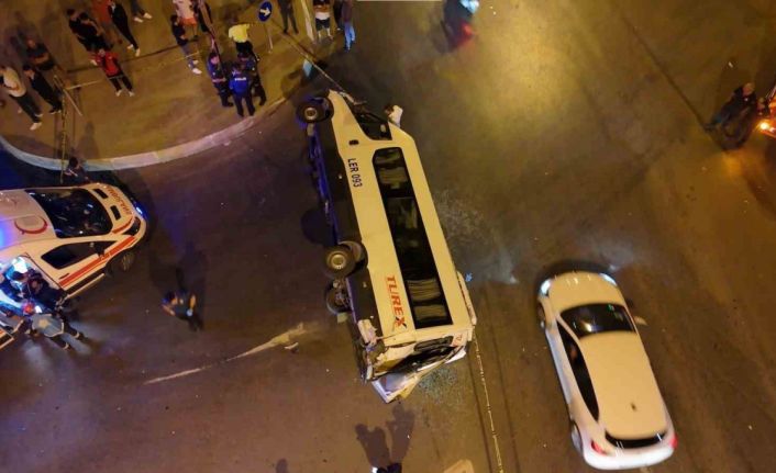 Sultanbeyli’de aşırı süratli araç minibüsle çarpıştı: 10 yaralı