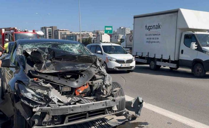 Sultanbeyli’de tıra çarpan Tesla hurdaya döndü