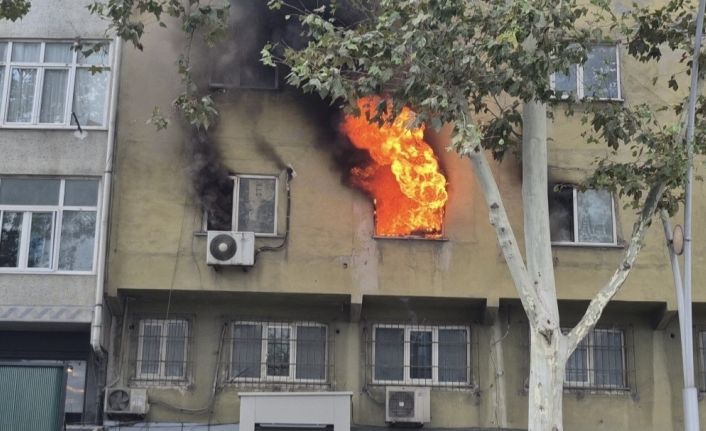 Sultangazi’de 7 katlı iş merkezinde korkutan yangın