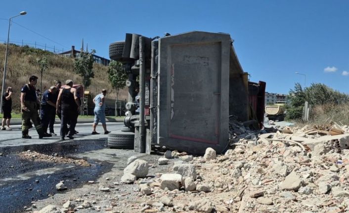 Sultangazi’de hafriyat yüklü tır devrildi: 1 yaralı