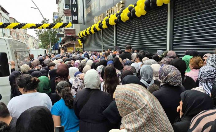 Sultangazi’de mağaza açılışında ’indirim’ izdihamı