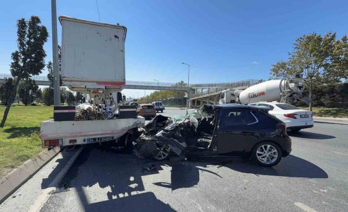 Sultangazi’de otomobil, yol kenarında duran vinçe çarptı: 2 yaralı