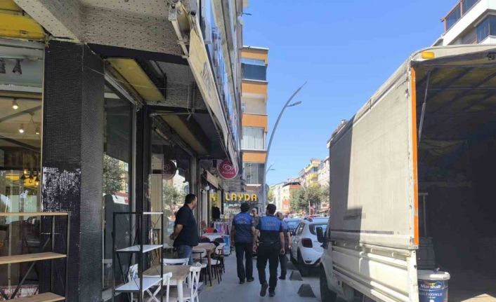 Sultangazi’de zabıtalardan kaldırım işgaline geçit yok