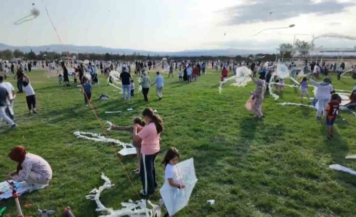 Suluova’da uçurtma şenliğinde gökyüzü renklendi, çocuklar ve aileleri eğlendi