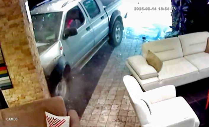 Sürücünün tansiyonu düştü, araç önündeki araca çarpıp mağazaya daldı