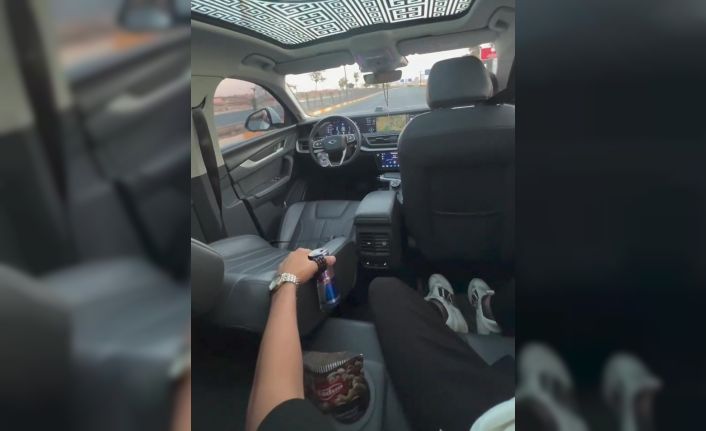 Sürücüsüz giden otomobilin arka koltuğuna geçip video çekti