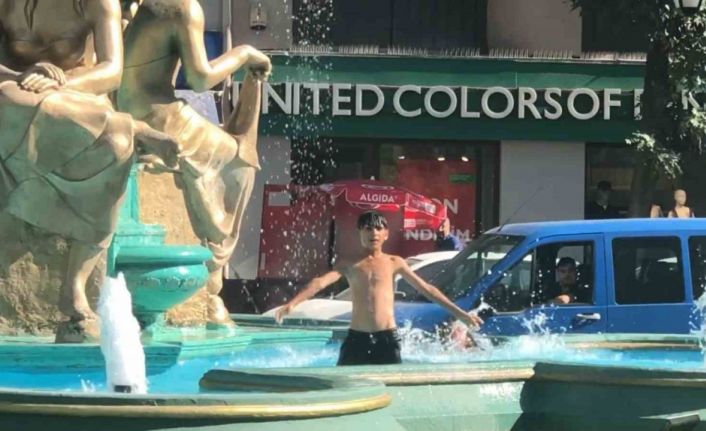 Süs havuzunda eğlenen çocuk kameraya kaydedildiğini anlayınca komik hareketler sergiledi