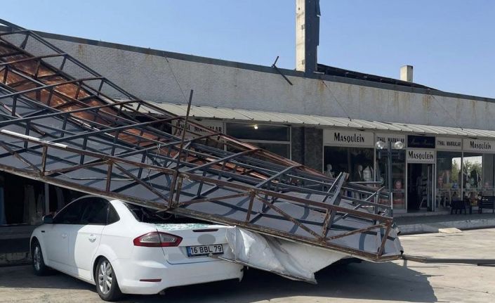Susurluk’ta park halindeki araçların üzerine tabela devrildi