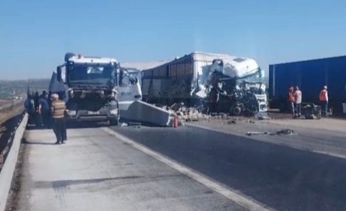 TAG Otoyolu’nda 2 tır çarpıştı: 2 yaralı