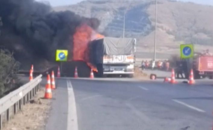 TAG Otoyolu’nda arpa yüklü tır yandı, sürücü yaralandı