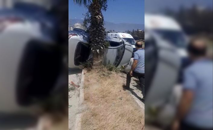Takla atan otomobil ağaça çarparak durabildi