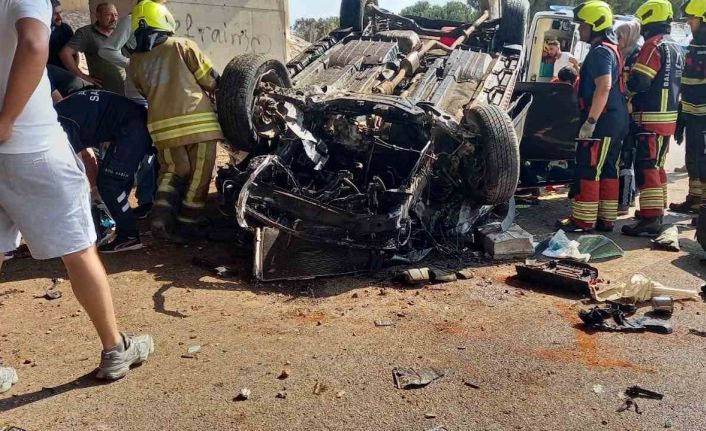 Takla atan otomobilde sıkışan 2 kişiyi itfaiye kurtardı