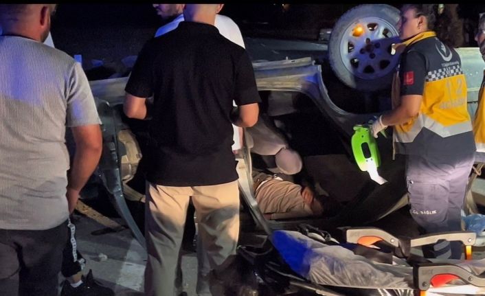 Takla atan otomobilde sıkışan sürücüyü itfaiye ekipleri kurtardı