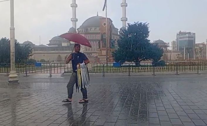 Taksim’de önce sağanak etkili oldu ardından güneş açtı