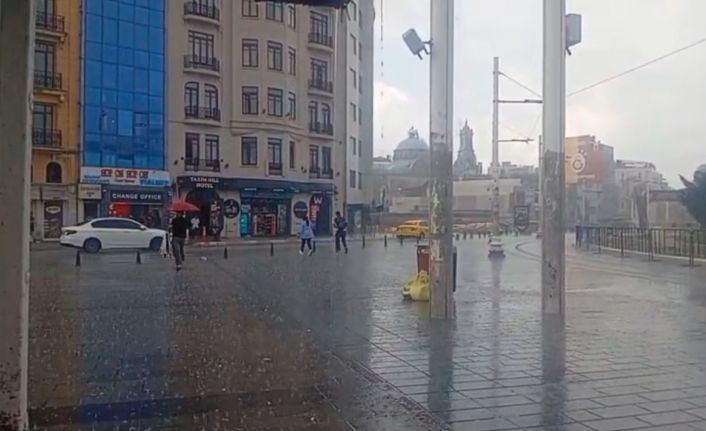 Taksim’de sağanak yağış etkili oldu