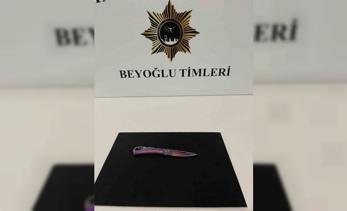 Taksim’de sevgilisini kıskanan kadın 3 kişiyi bıçakladı