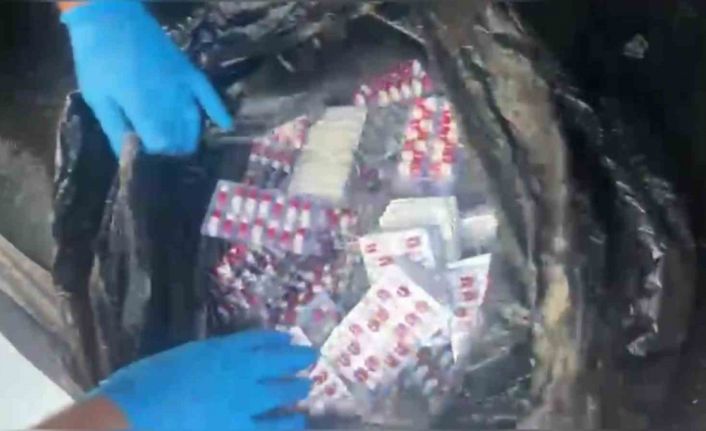 Taksiyle uyuşturucu sevkiyatı yapmak istediler: 2 bin 796 hap yakalattılar