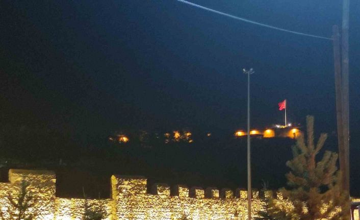 Tarihi Ardahan Kalesi ışıklandırıldı