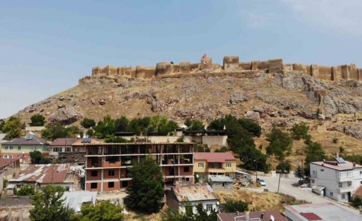 Tarihi Bayburt Kalesi’nin önünde yükselen binaya sert tepki: "Bayburt’ta imar terörü var"