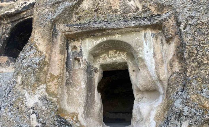 Tarihi bölgenin duvarlarına isim kazınması tepki çekti