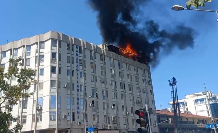 Tarihi çarşının çatısı alevlere teslim oldu