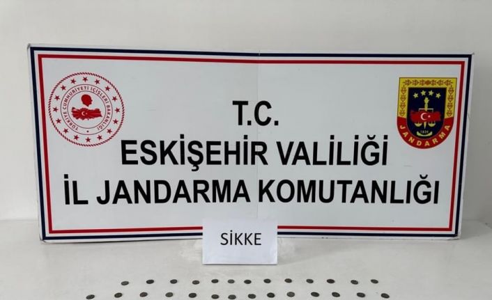 Tarihi eser kaçakçısı çantasındaki sikkelerle yakalandı