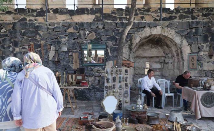 Tarihi kale, ilk kez bir antika pazarına ev sahipliği yaptı