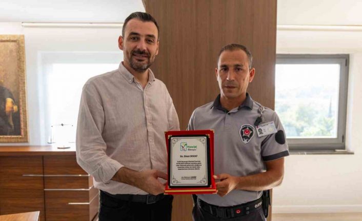 Tarihi köprüden atlama girişimine engel olan güvenlik görevlisine plaket