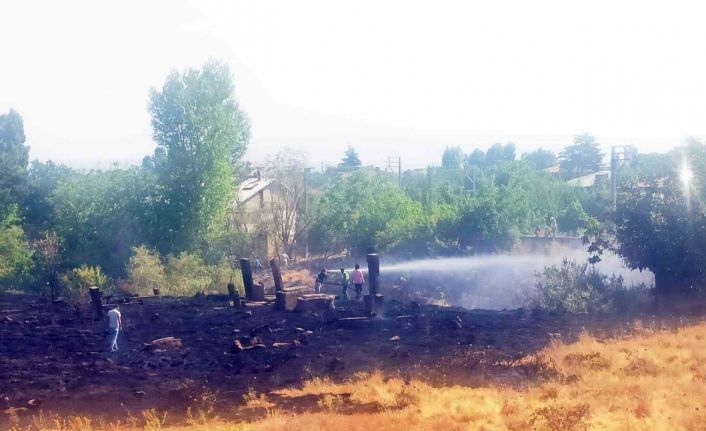 Tarihi mezarlıktaki yangın korkuttu