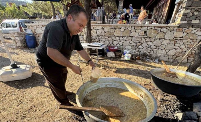 Tarihi Sarıhacılar’da bin kişilik aşure ikramı