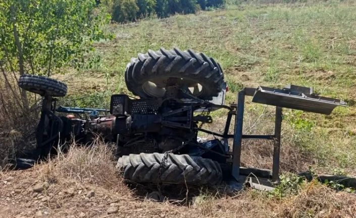 Tarlasına giderken devrilen traktörünün altında hayatını kaybetti