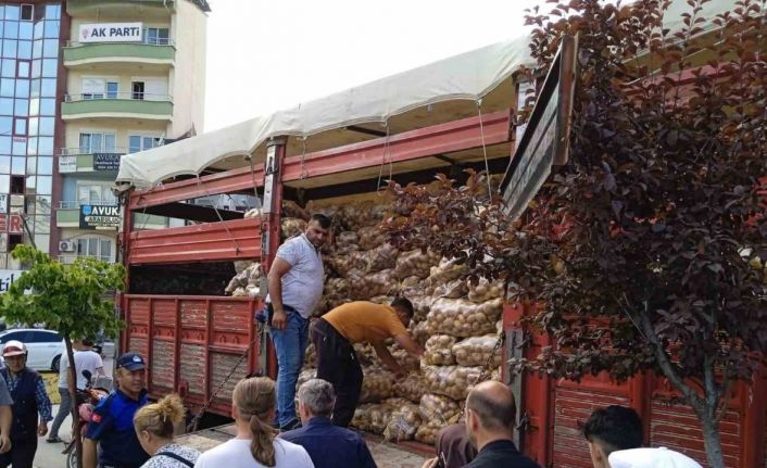 Tarlasında yetiştirdiği 20 ton patatesi vatandaşa dağıttı