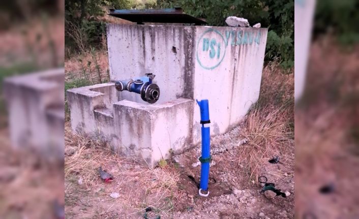 Tarlasından izinsiz geçirilen sulama hattını baltayla parçaladı