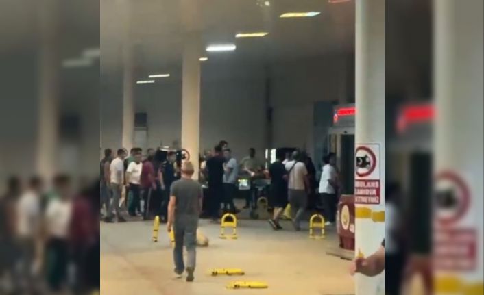 Tarlaya acil iniş yapan yangın söndürme uçağı pilotu hastaneye böyle getirildi