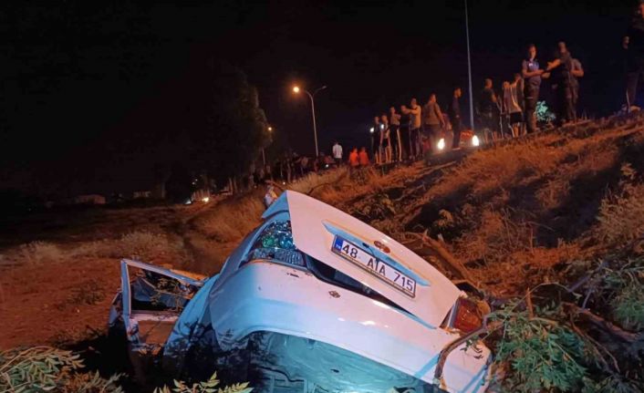 Tarlaya uçan otomobil hurdaya döndü: 1 ölü, 1 yaralı