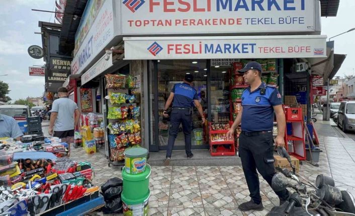 Tarsus’ta kaldırımları işgal eden tezgahlar kaldırıldı