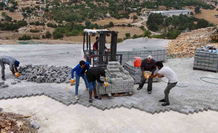 Tarsus’ta mahallelerin yolları kilit parkeyle yenileniyor